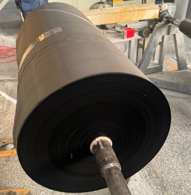 Μαύρο ύφασμα από υαλοβάμβακα με εξαιρετική αντοχή στα χημικά και στη φθορά